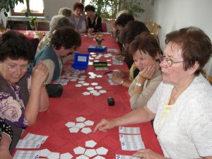 Rauener Senioren beim Spielen des Lernspiels Speedolino